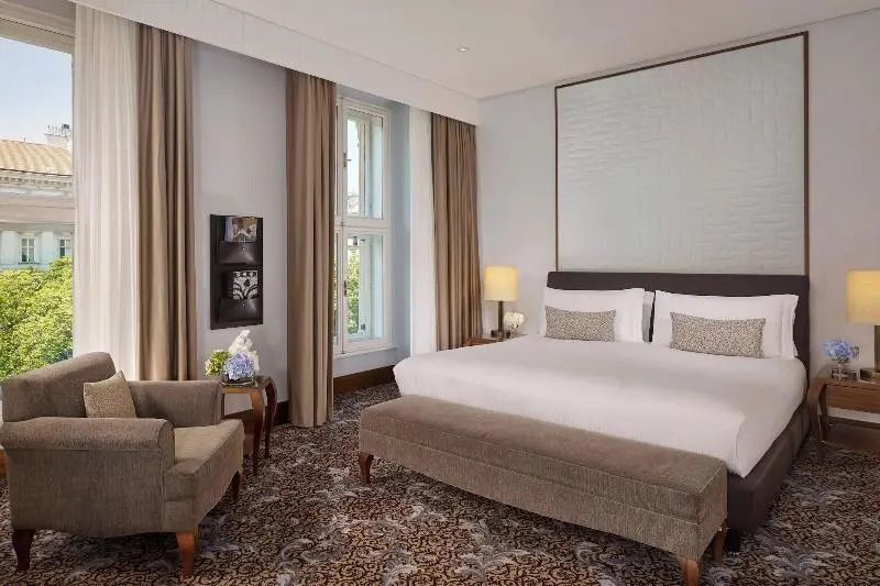 Elegantes Deluxe Doppelzimmer mit Doppelbett und stilvoller Einrichtung