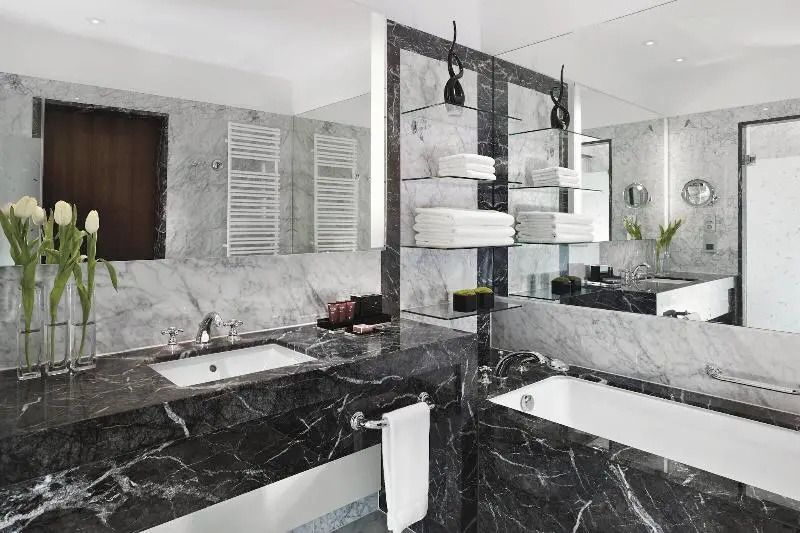 Luxuriöses Badezimmer mit Marmordesign und Badewanne