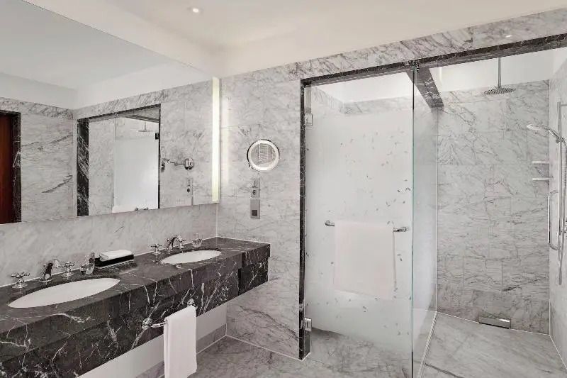 Modernes Badezimmer mit Doppelwaschbecken und gläserner Duschkabine