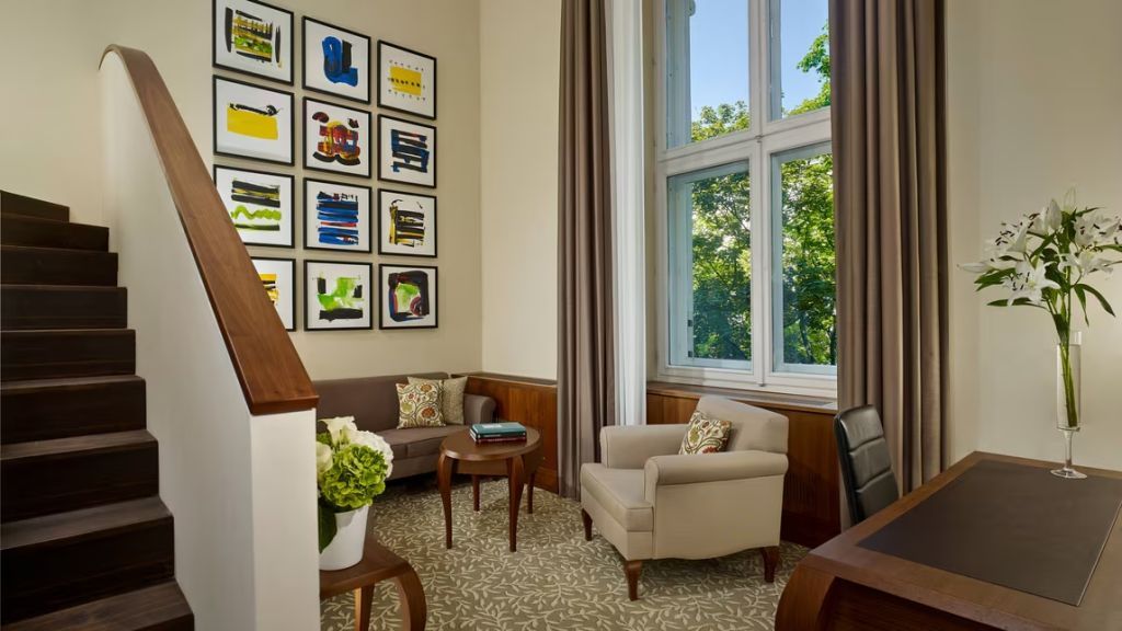 Stilvoller Wohnbereich mit modernen Kunstwerken und großen Fenstern