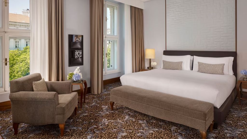 Elegantes Schlafzimmer der Junior-Suite mit großen Fenstern und stilvollem Interieur