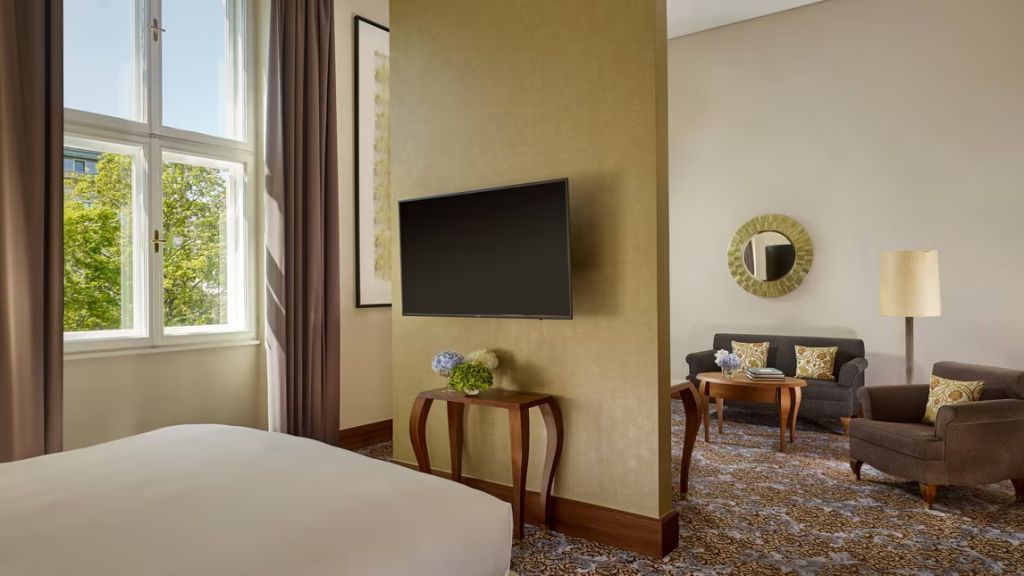 Sitzecke in der Junior-Suite mit modernem Fernseher und stilvollem Dekor