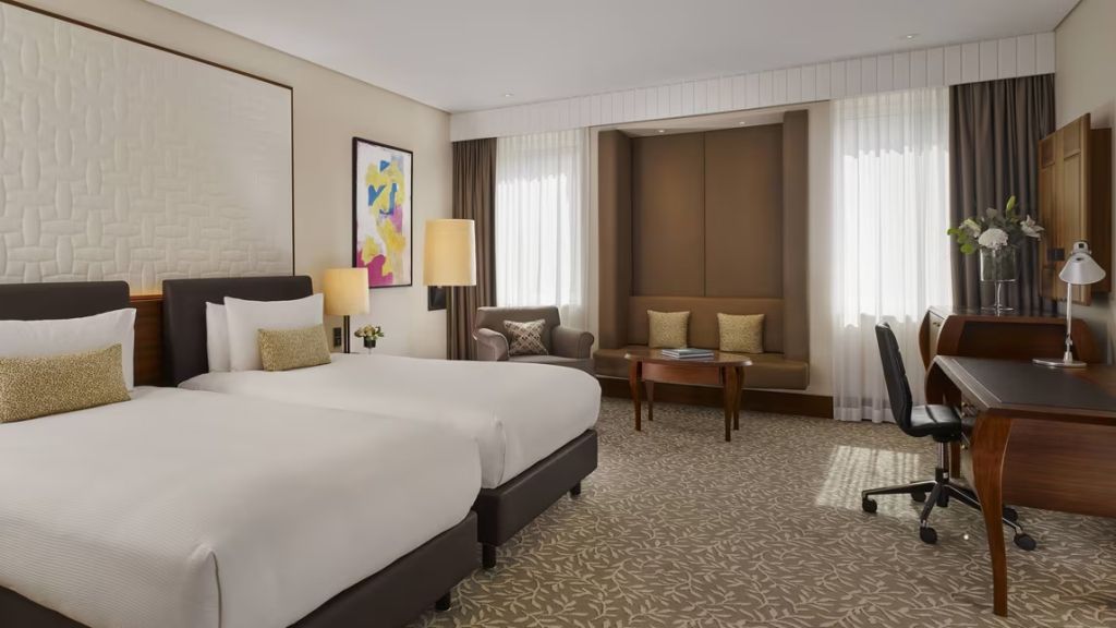 Premium Deluxe Doppelzimmer mit zwei Einzelbetten, eleganter Sitzbereich