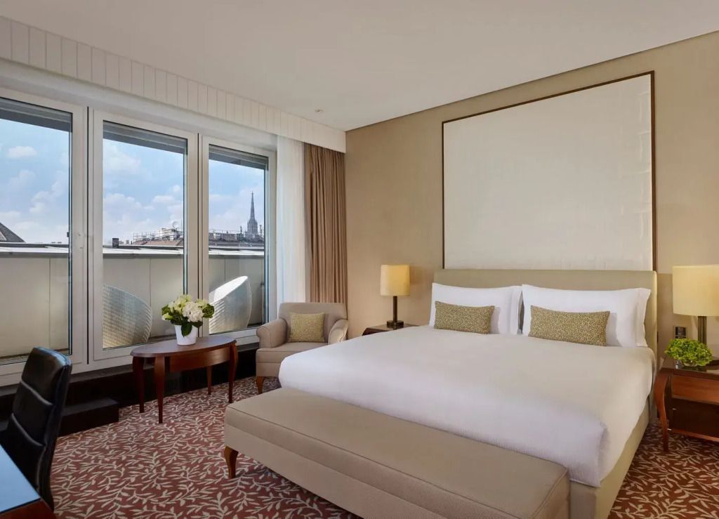 Elegantes Premium-Doppelzimmer mit Stadtblick und gemütlichem Sitzbereich