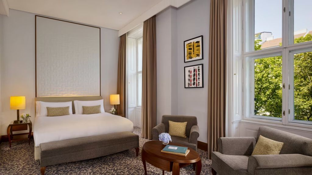 Geräumiges Premium Executive Doppelzimmer mit großem Bett und Sitzbereich
