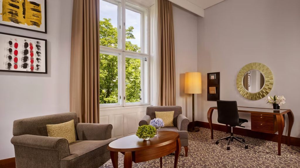 Heller Sitzbereich im Premium Executive Doppelzimmer mit Blick ins Grüne