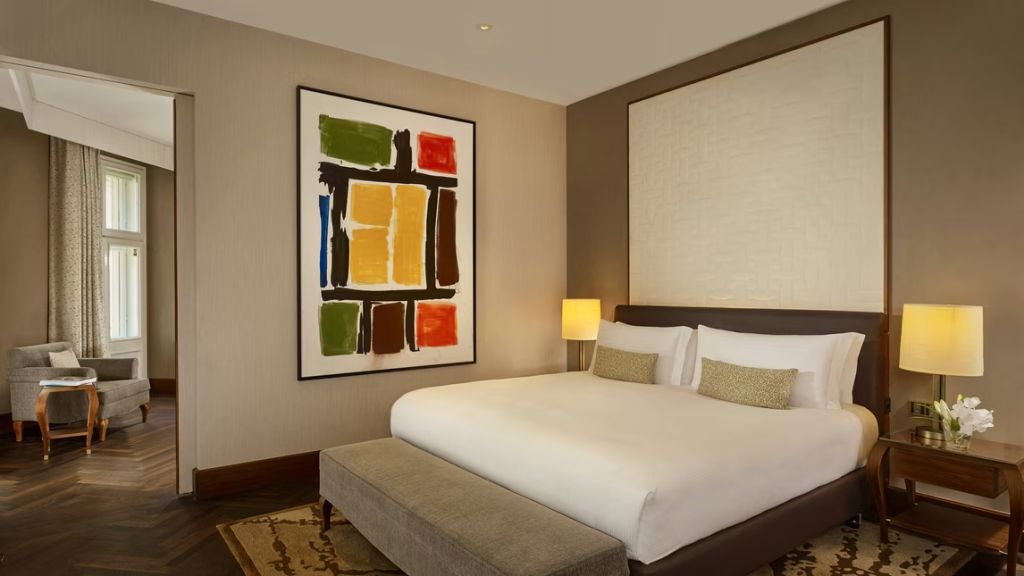 Elegantes Schlafzimmer mit Kunstwerk und Kingsize-Bett in der Premium Executive Suite