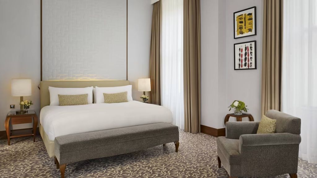 Elegantes Schlafzimmer mit Kingsize-Bett und modernen Dekorelementen