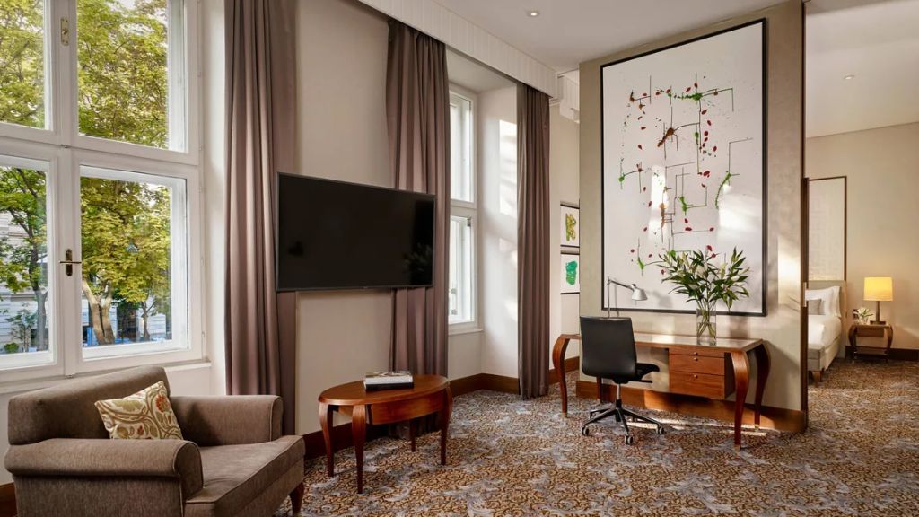 Wohnbereich mit Schreibtisch und Kunst an der Wand