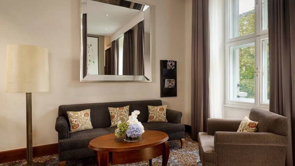 Gemütlicher Sitzbereich mit Sofa und dekorativem Tisch