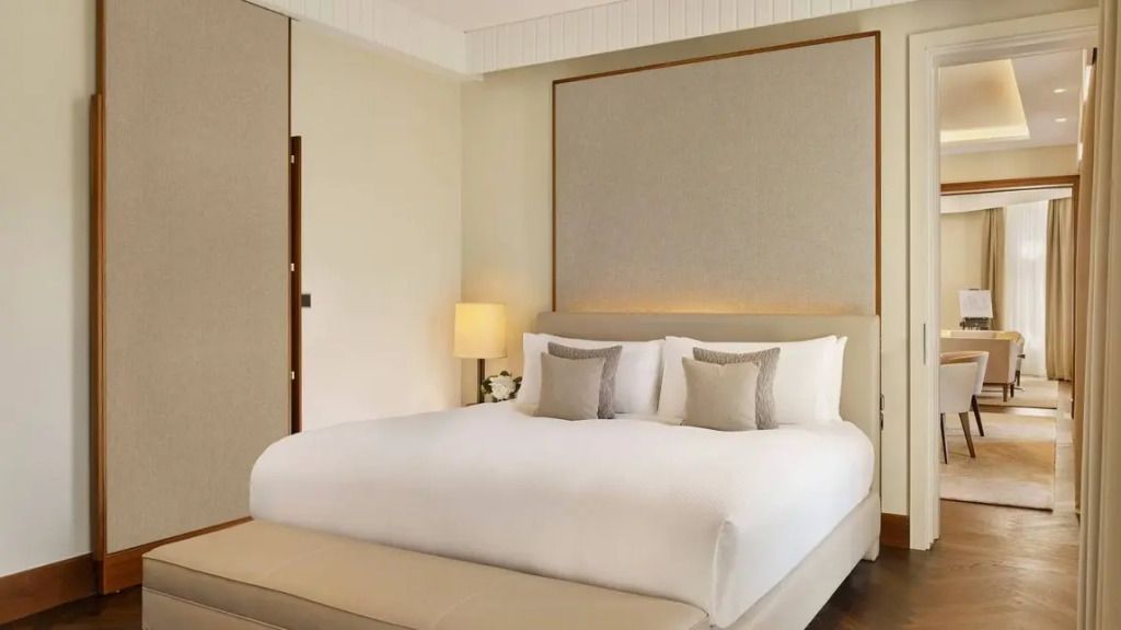 Elegantes Schlafzimmer mit großem Doppelbett und modernen Kissen in der Ritz-Carlton Albertina Suite.