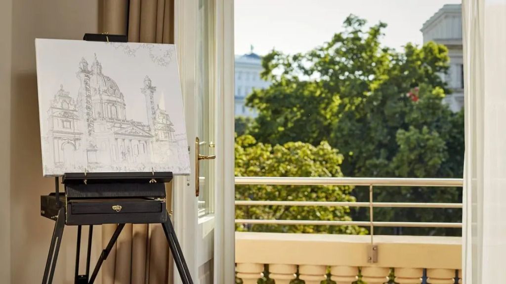 Balkonblick mit Staffelei und grünem Ausblick in der Albertina Suite.