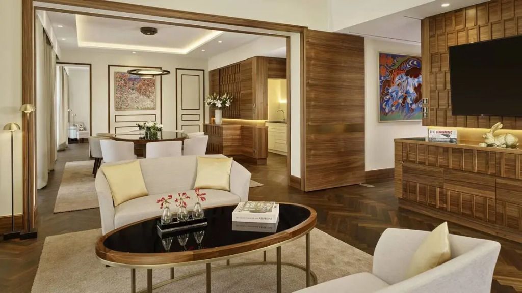 Wohnbereich mit eleganter Einrichtung und moderner Kunst in der Albertina Suite.
