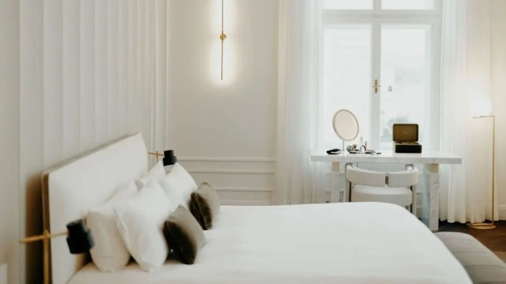Stilvoll eingerichtetes Schlafzimmer mit Schminktisch und weicher Beleuchtung