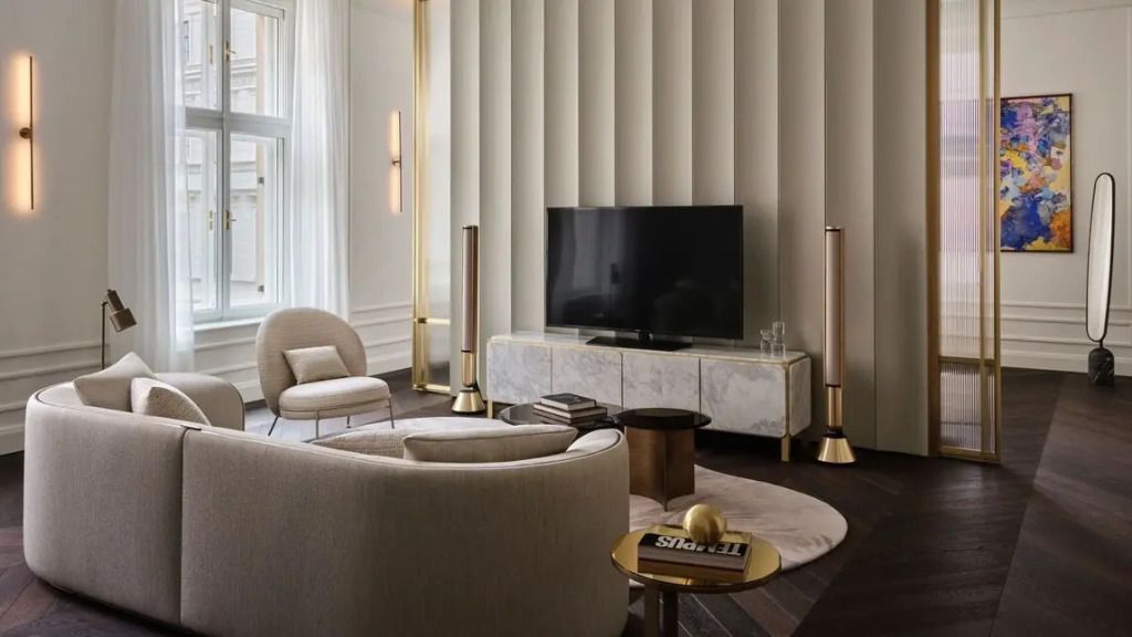Moderner Wohnbereich mit gemütlicher Sitzecke und Flachbildfernseher