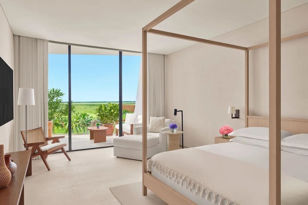 Modernes Deluxe Doppelzimmer mit Balkon und Blick ins Grüne im The Riviera Maya EDITION at Kanai