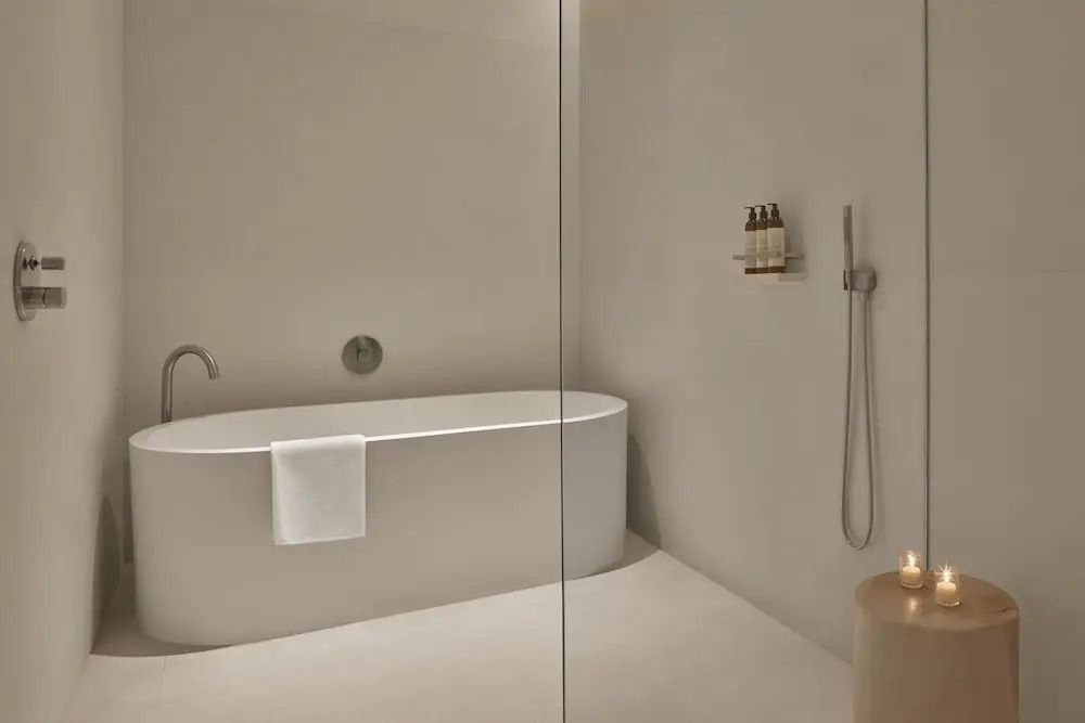 Modernes Badezimmer mit freistehender Badewanne und minimalistischen Details.
