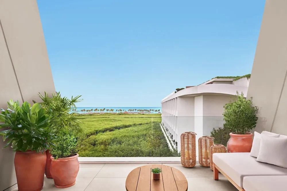 Balkon mit Pflanzen und Meerblick, ideal zum Entspannen.