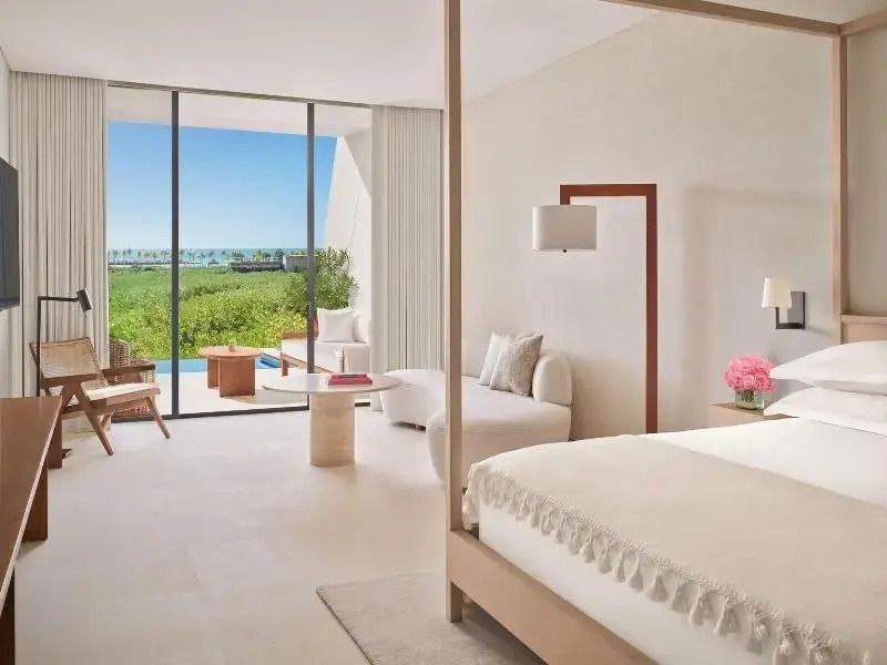 Modern eingerichtetes Doppelzimmer mit Balkon und Meerblick im Hotel Riviera Maya EDITION.