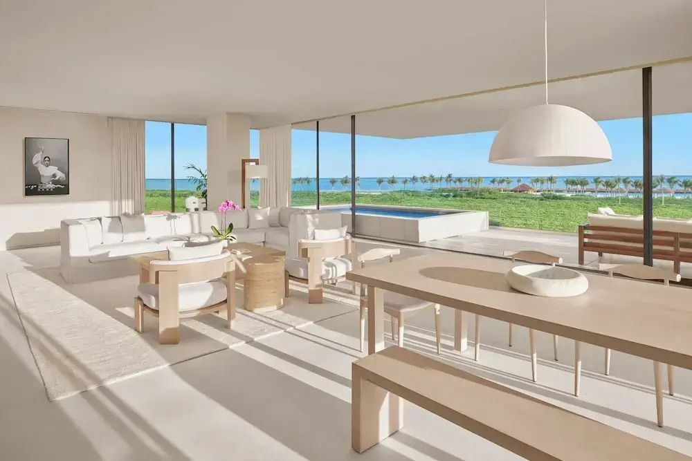 Offenes Wohnzimmer mit Essbereich und Blick auf den Infinity Pool und das Meer