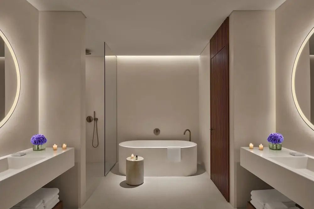 Modernes Badezimmer mit freistehender Badewanne und dezenter Beleuchtung
