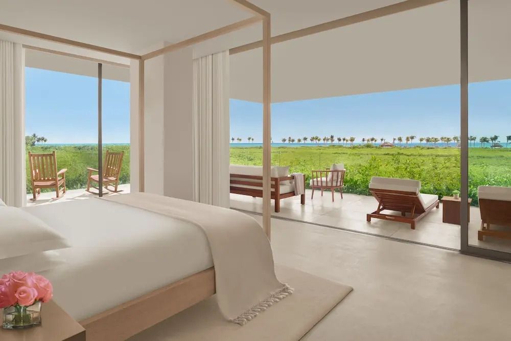 Luxuriöse Suite mit Balkon, Meerblick und eleganten Möbeln im Riviera Maya EDITION.