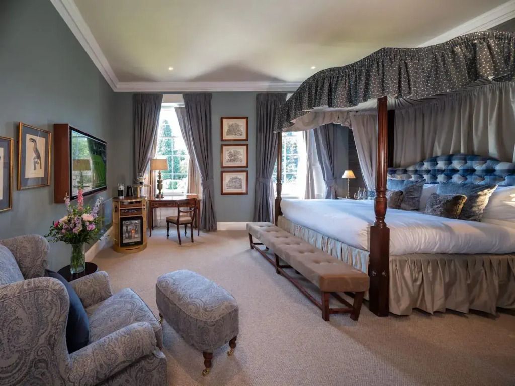 Geräumige Junior-Suite im Schlossstil mit Himmelbett und eleganter Einrichtung