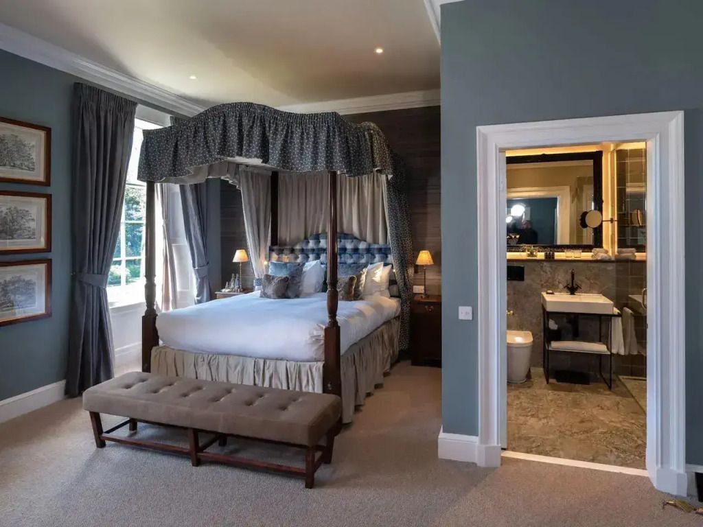 Junior-Suite mit Himmelbett und angrenzendem stilvollen Badezimmer im Schloss Roxburghe