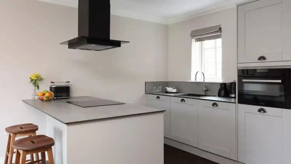 Moderne Küche mit Kochinsel und hellem Interieur