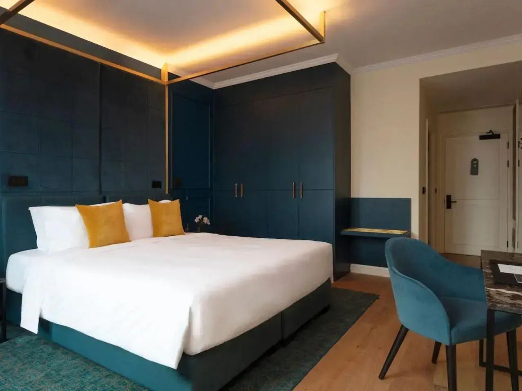 Geräumiges Schlafzimmer mit Doppelbett und modernem Design im Estate Doppel Zimmer