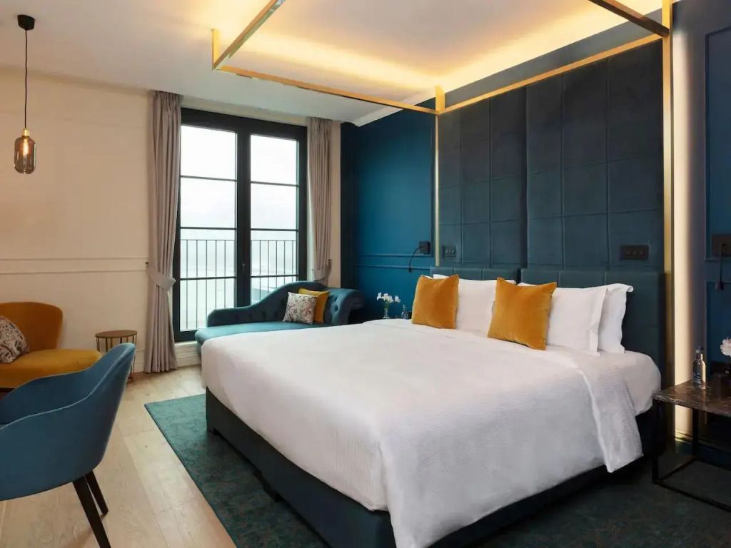 Komfortables Doppelzimmer mit stilvollen Akzenten und Fensterblick im Estate