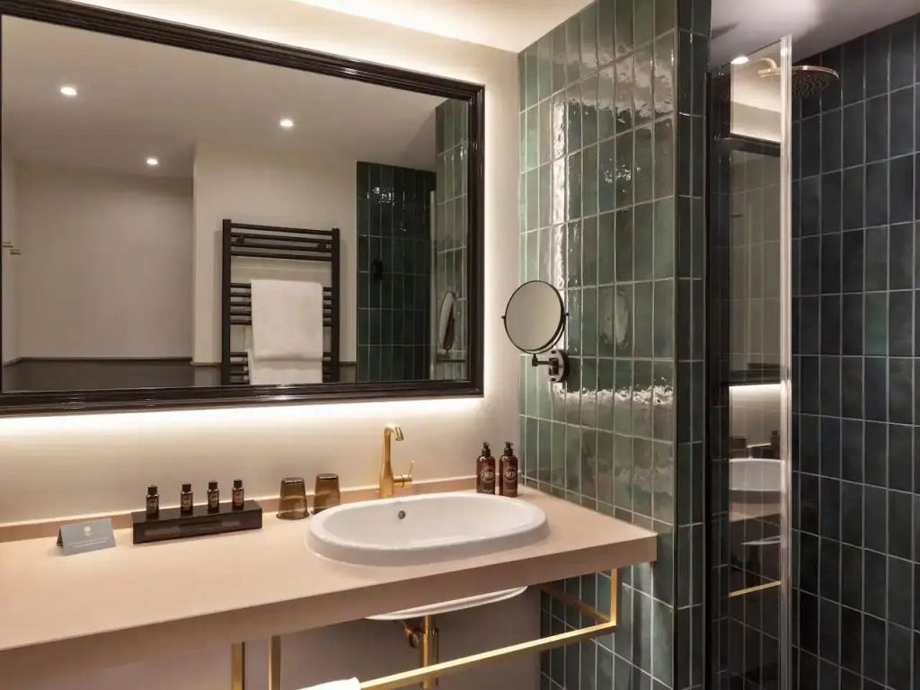 Modernes Badezimmer mit großem Spiegel und eleganten Armaturen