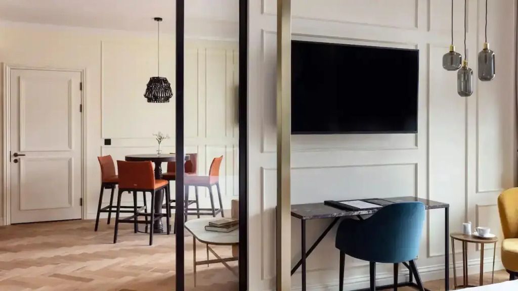 Moderne Suite voller Annehmlichkeiten mit Schreibtisch und Fernseher