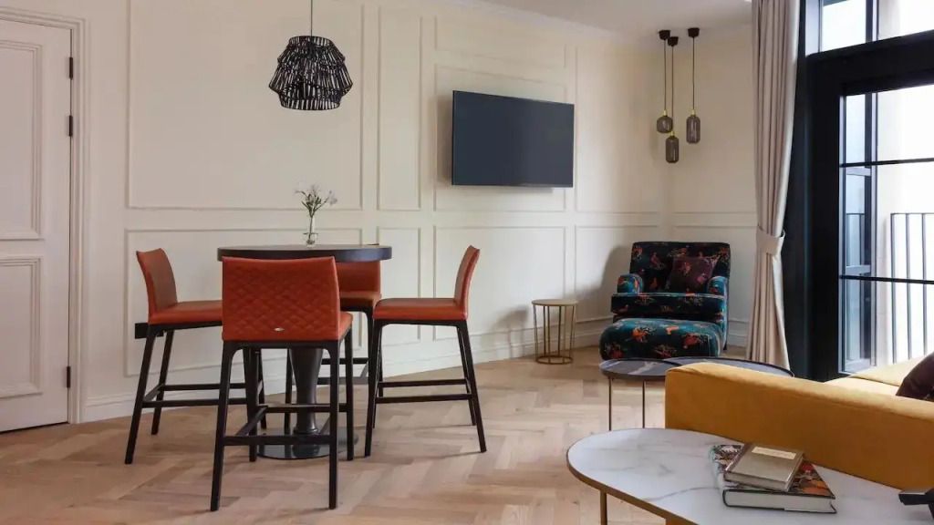 Heller Wohnbereich in Suite mit moderner Einrichtung und TV