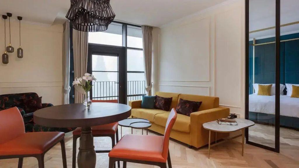 Suite mit bequemem Sofa. Großer Tisch und Zugang zum Balkon