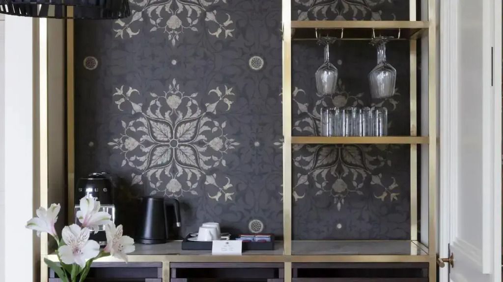 Minibar mit stilvollen goldenen Akzenten und Teeset