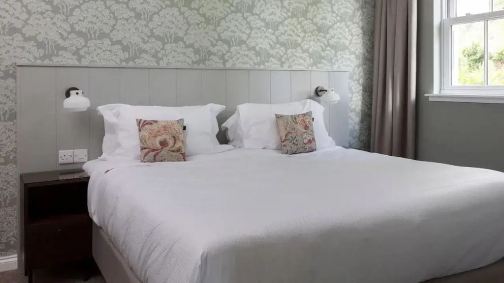 Gemütliches Schlafzimmer mit Doppelbett und eleganter Tapete