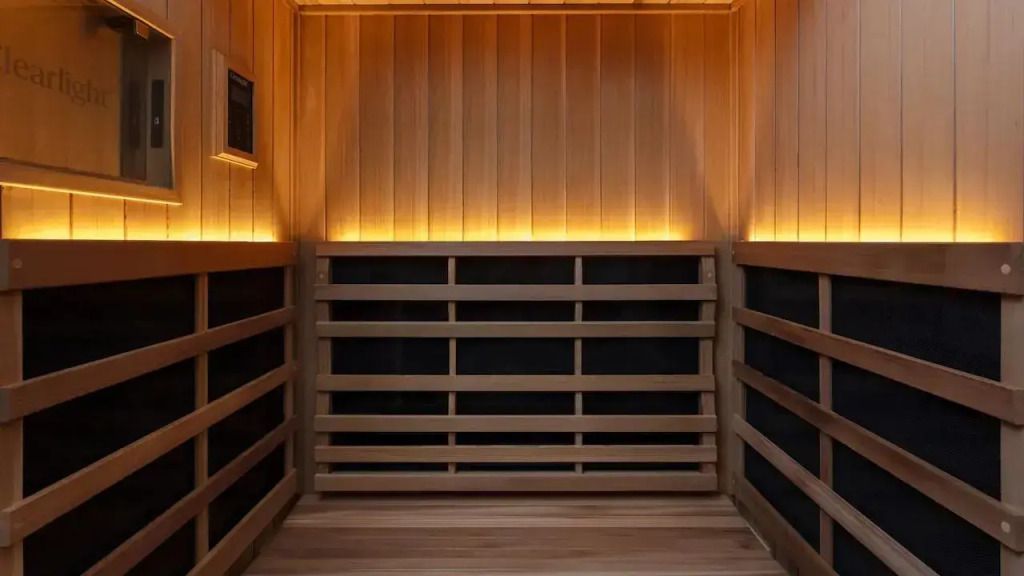 Hochwertige Sauna im warmen Holzdesign mit indirekter Beleuchtung.