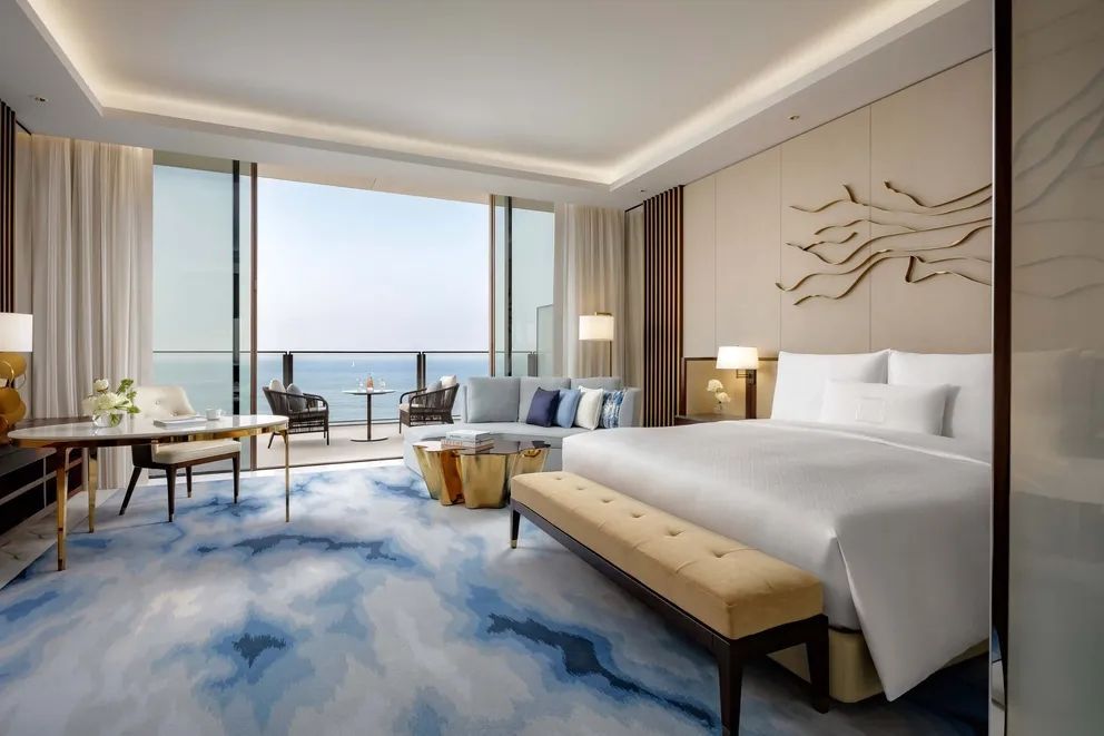 Luxuriöses Schlafzimmer in der Sky Suite mit Meerblick und modernem Design