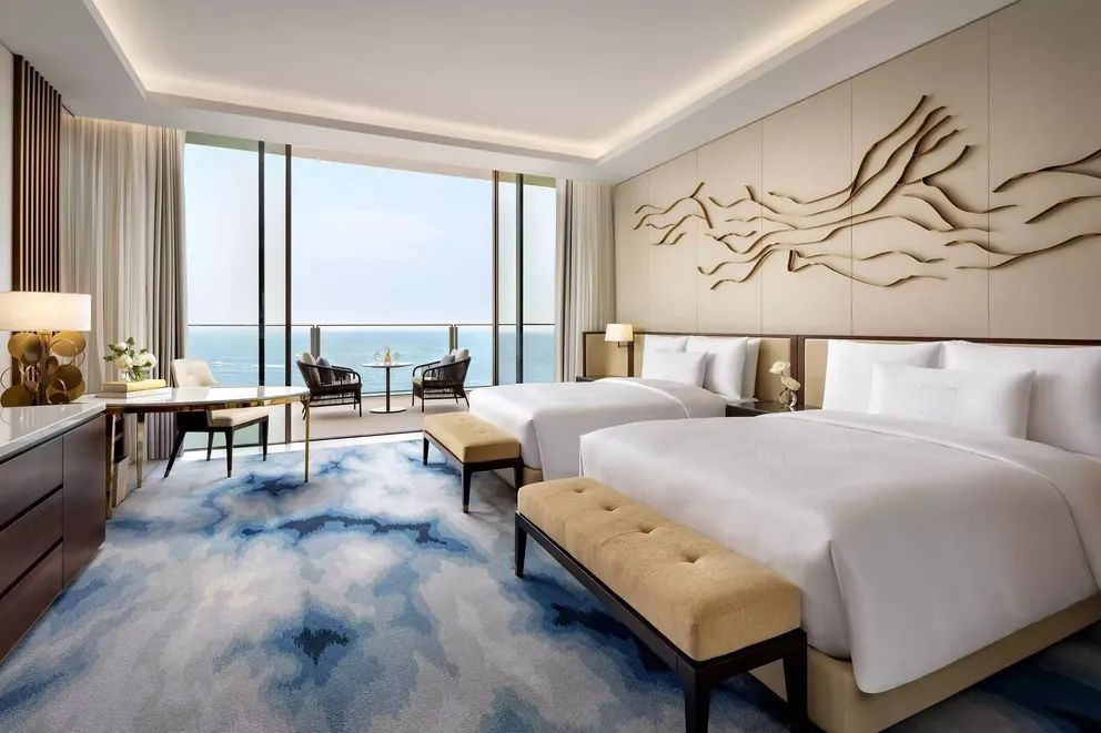 Geräumiges Zimmer mit zwei Betten und atemberaubendem Blick auf das Meer
