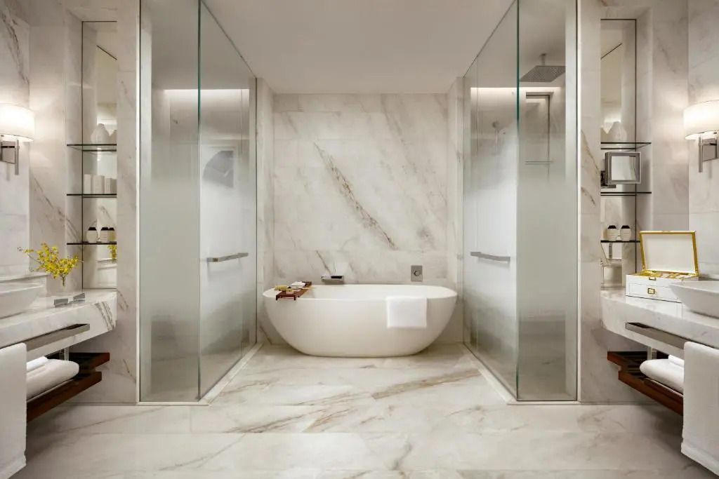 Exklusives Badezimmer aus Marmor mit freistehender Badewanne