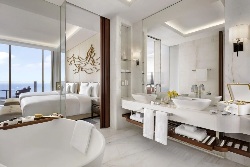 Elegantes Badezimmer mit Doppelwaschbecken und moderner Einrichtung