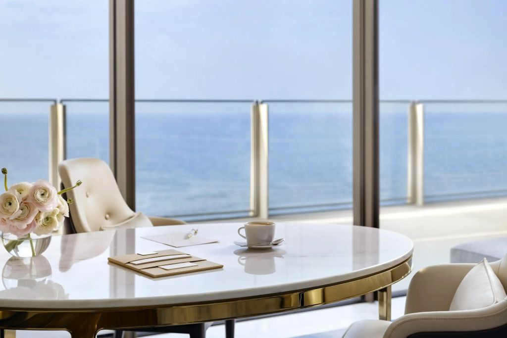 Tisch mit Kaffeetasse und Meerblick im Hintergrund