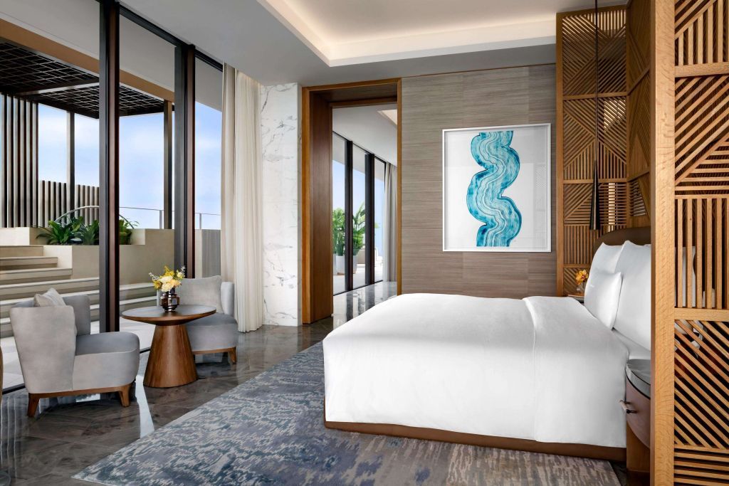 Modernes Schlafzimmer mit Kunstwerk und Zugang zur Terrasse im Hotel in Dubai