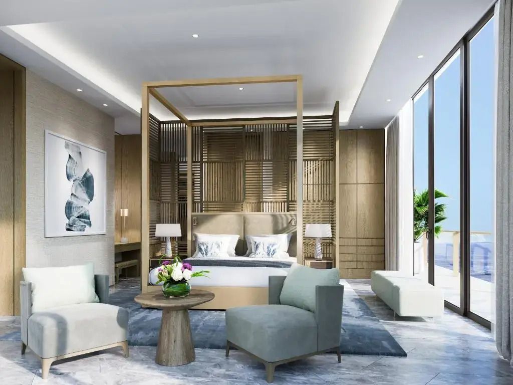 Geräumiges Penthouse-Schlafzimmer mit stilvoller Inneneinrichtung und Balkon