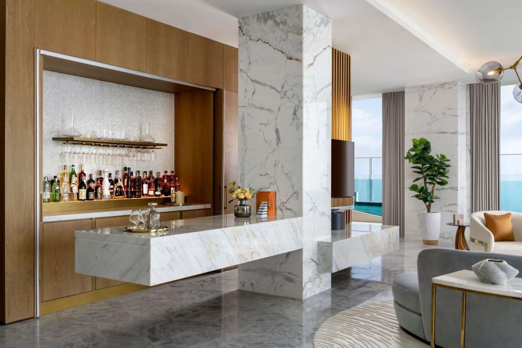 Luxuriöse Bar mit Marmor-Elementen im Atlantis The Royal Palm Jumeirah