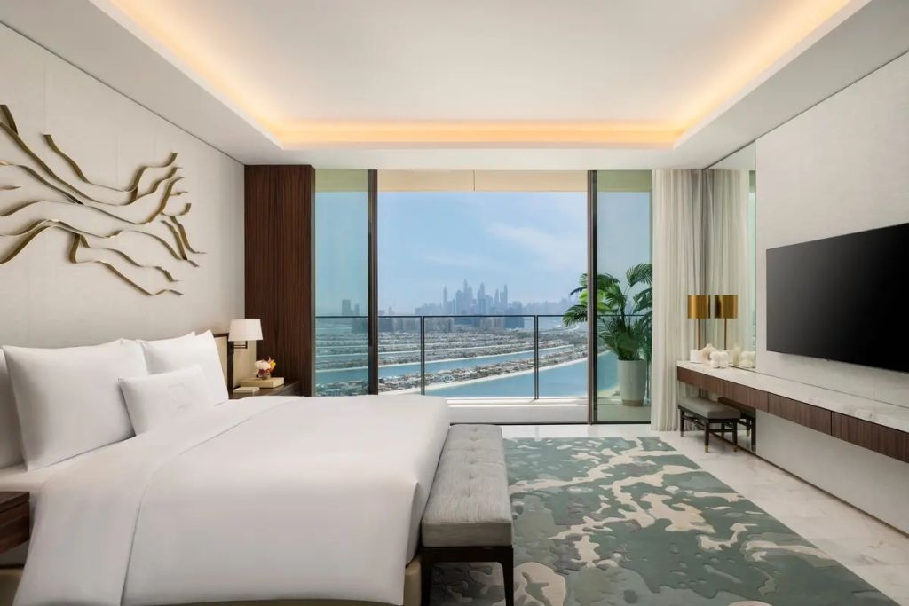 Luxuriöses Schlafzimmer mit Balkon und Aussicht auf die Skyline von Dubai