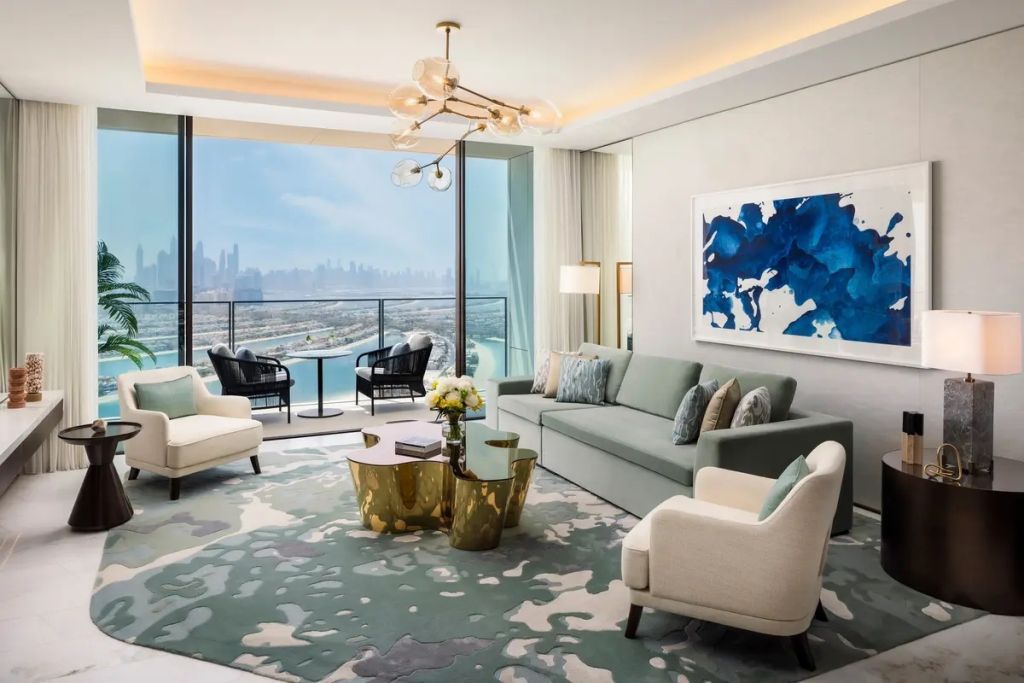 Helles Wohnzimmer mit moderner Kunst und Blick auf das Meer