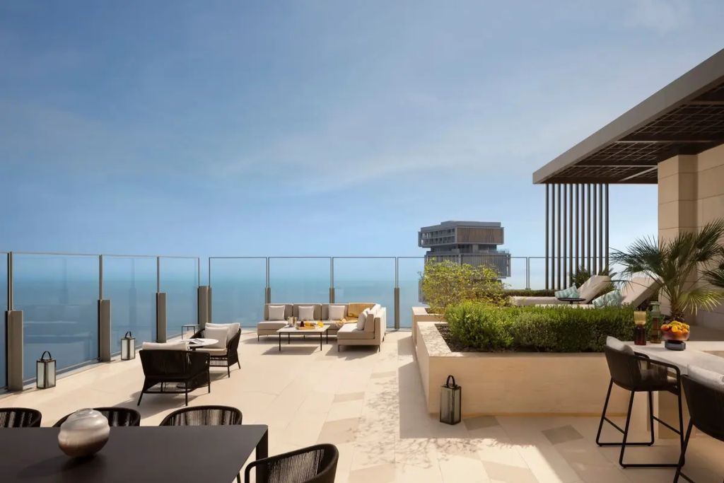 Geräumige Terrasse mit gemütlichen Sitzbereichen und Meerblick