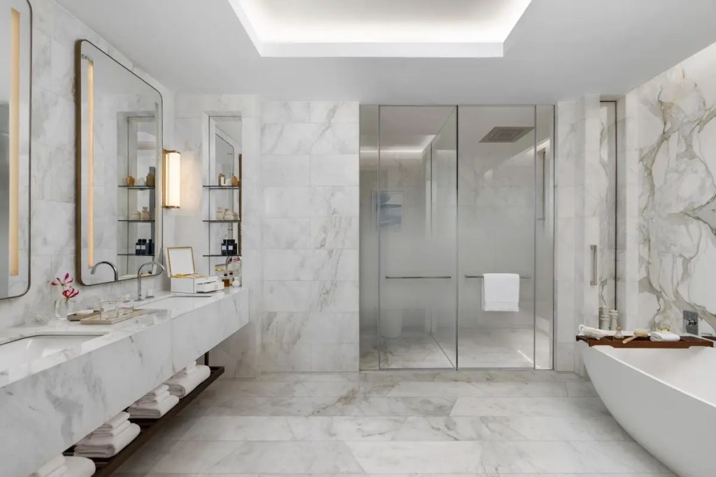 Modernes Badezimmer mit Marmoroberflächen und großer Dusche